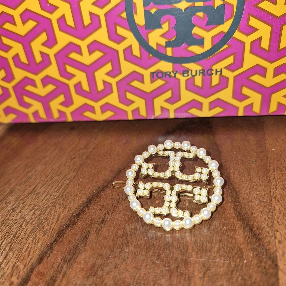 Tory Burch Pearl Logo Hair Clip - Gold & White